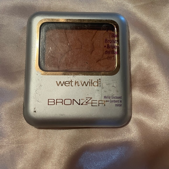Wet N Wild Ultimate Bronzing Powder 741 Bali Bronze, Bronze de Bali - Picture 1 of 1